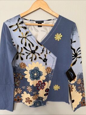 Montanaco Floral Patchwork Style V-Neck Top in Blue and Cream Medium Eclectic